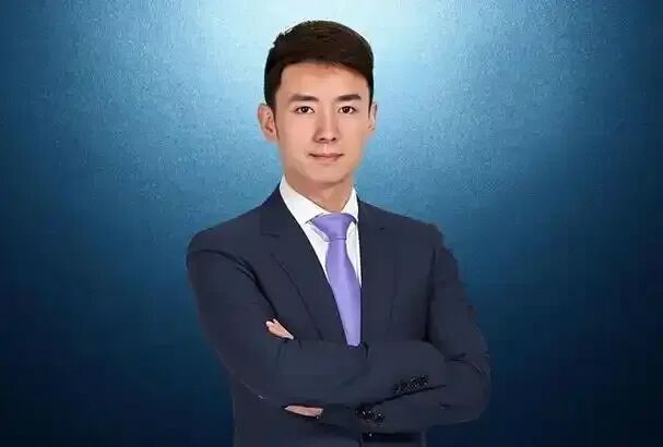 彭铁缆于1975年在湘西州古丈县出生,成长于一个高级知识分子家庭